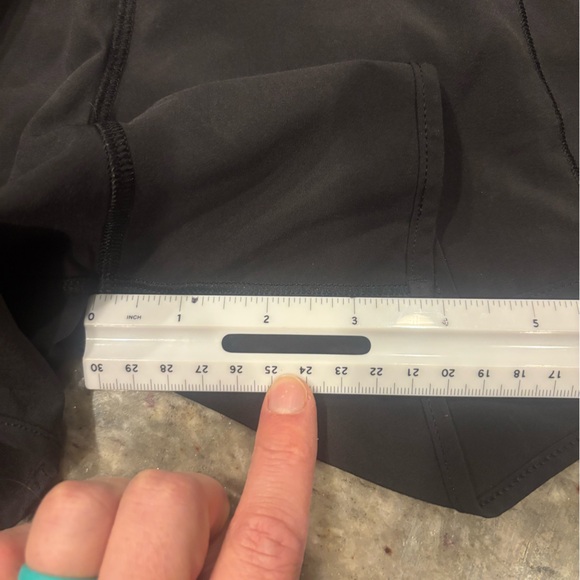 Lululemon Hotty Hot Low Rise inseam 4in- size 4 - Picture 4 of 4